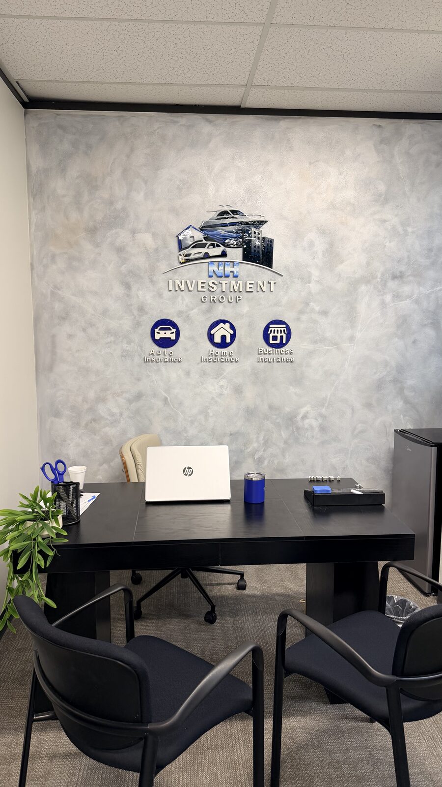 Oficina de atención al cliente de NH Investment Group con logo en la pared