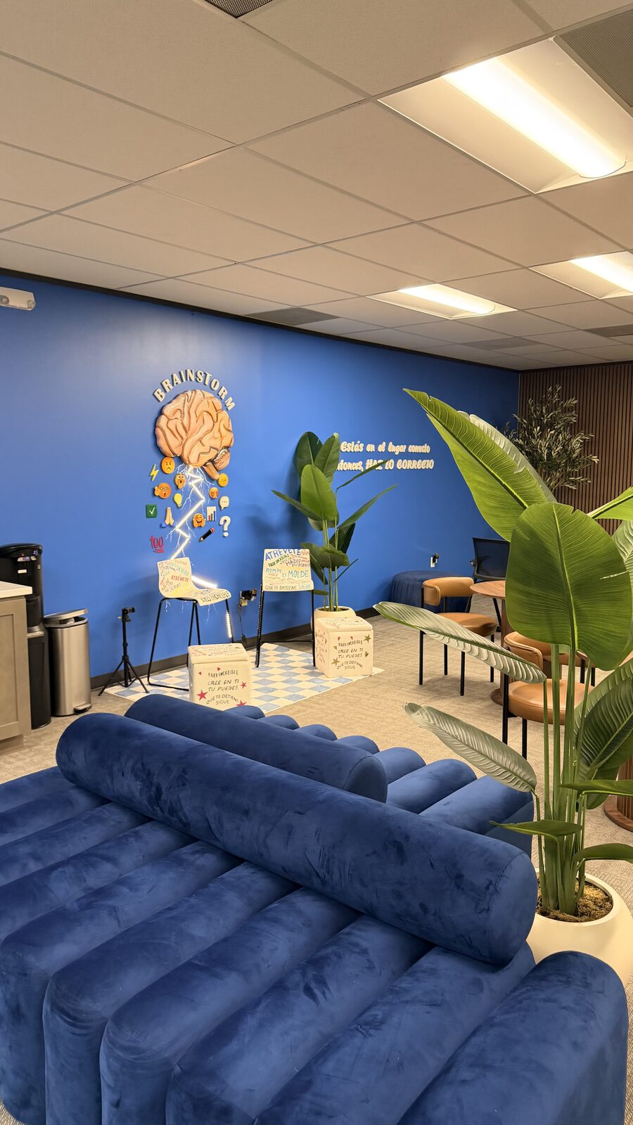 Área lounge y zona creativa de las oficinas de NH Investment Group